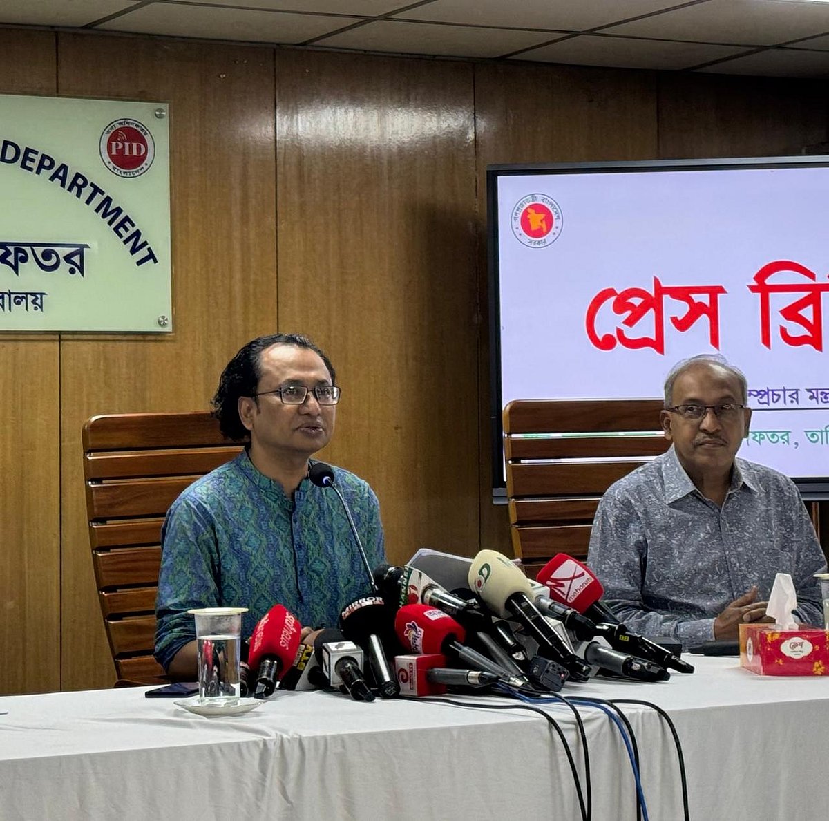 আজ মঙ্গলবার সচিবালয়ে আয়োজিত নিয়মিত সংবাদ সম্মেলনে বক্তব্য দেন প্রধানমন্ত্রীর তথ্য ও সম্প্রচার উপদেষ্টা জাহেদ উর রহমান
