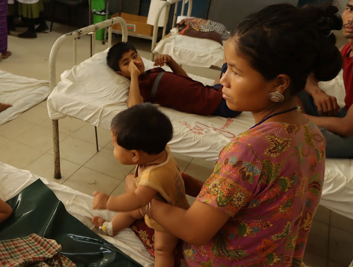 ছোট ছেলের মৃত্যুর আগের দিন বান্দরবান সদর হাসপাতালে নাংয়ো খুমি। গতকাল সকালে তোলা