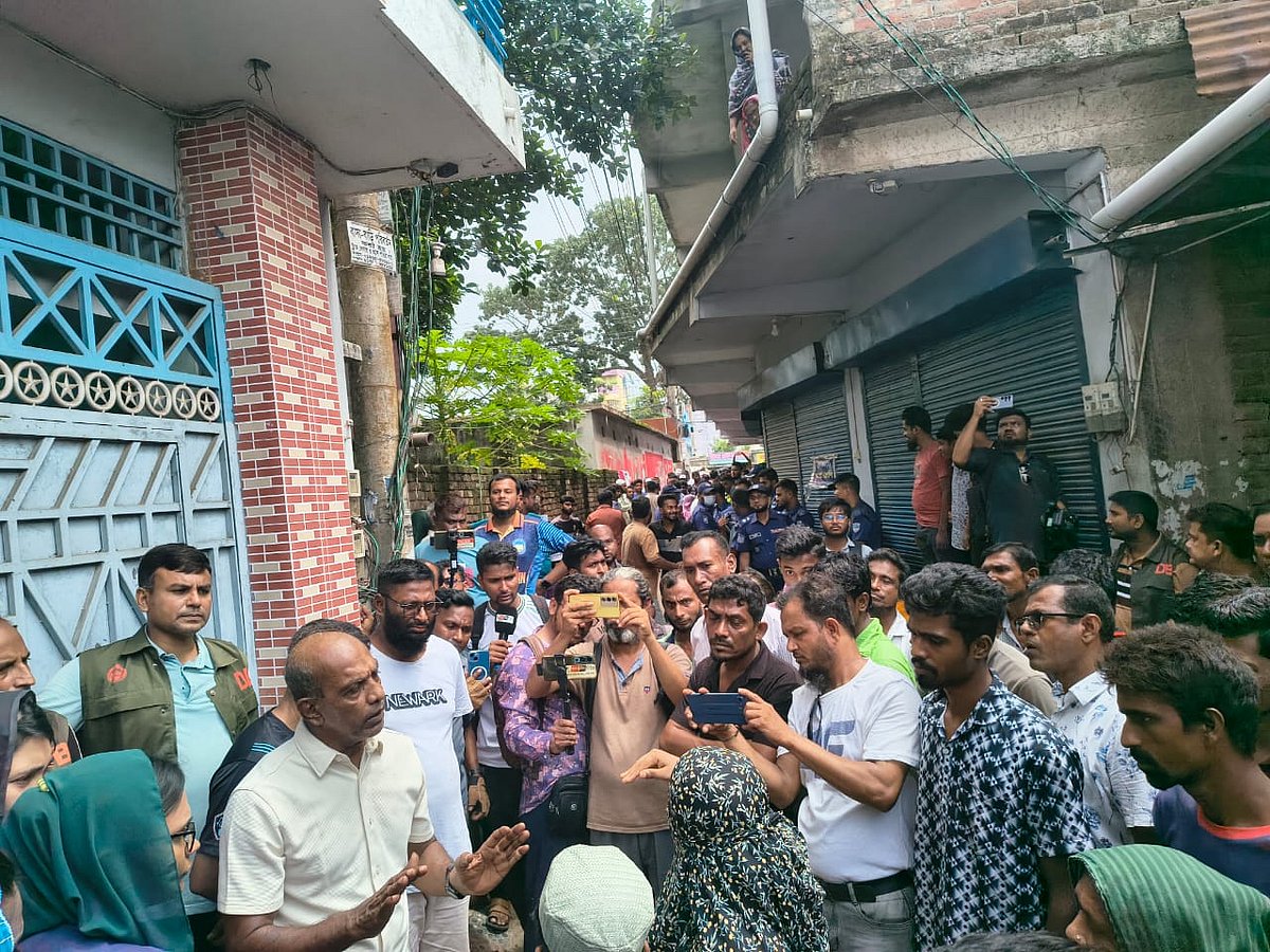যশোর-৪ আসনে জামায়াতের সংসদ সদস্য গোলাম রসুলের বাসভবনে হামলা ও ভাঙচুর চালিয়েছে এলাকাবাসী। আজ মঙ্গলবার বেলা ১১টার দিকে এই ঘটনা ঘটে