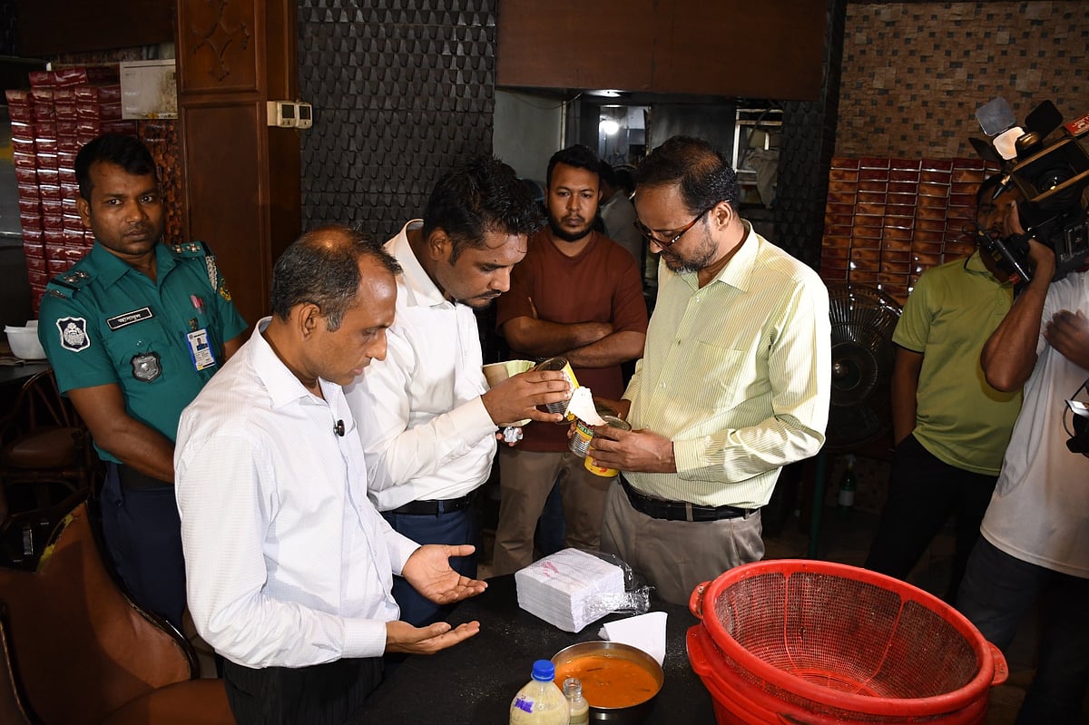 নামী রেস্তোরাঁর স্যুপে মিলেছে তেলাপোকা