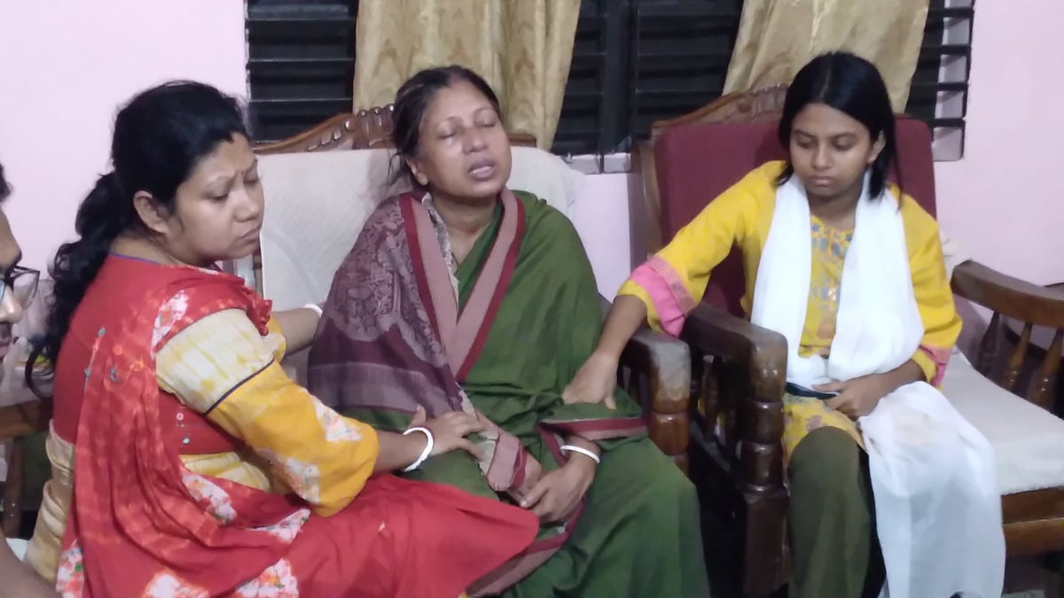 পুকুরের  ডুবে নিহত চট্টগ্রাম প্রকৌশল বিশ্ববিদ্যালয়ের শিক্ষার্থী অর্ণব সাহায় মায়ের আহাজারি।  গতকাল মধ্যরাতে ফেনী শহরের রেলগেট এলাকার মিদ্দাবাড়ি সড়কে তোলা
