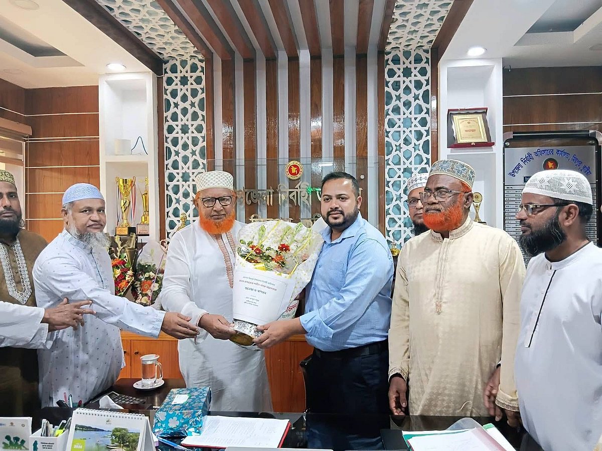 কুষ্টিয়ার মিরপুরে নবনিযুক্ত উপজেলা নির্বাহী কর্মকর্তাকে (ইউএনও) ফুলের তোড়া দিয়ে বরণ করেছেন স্থানীয় সংসদ সদস্য আবদুল গফুর