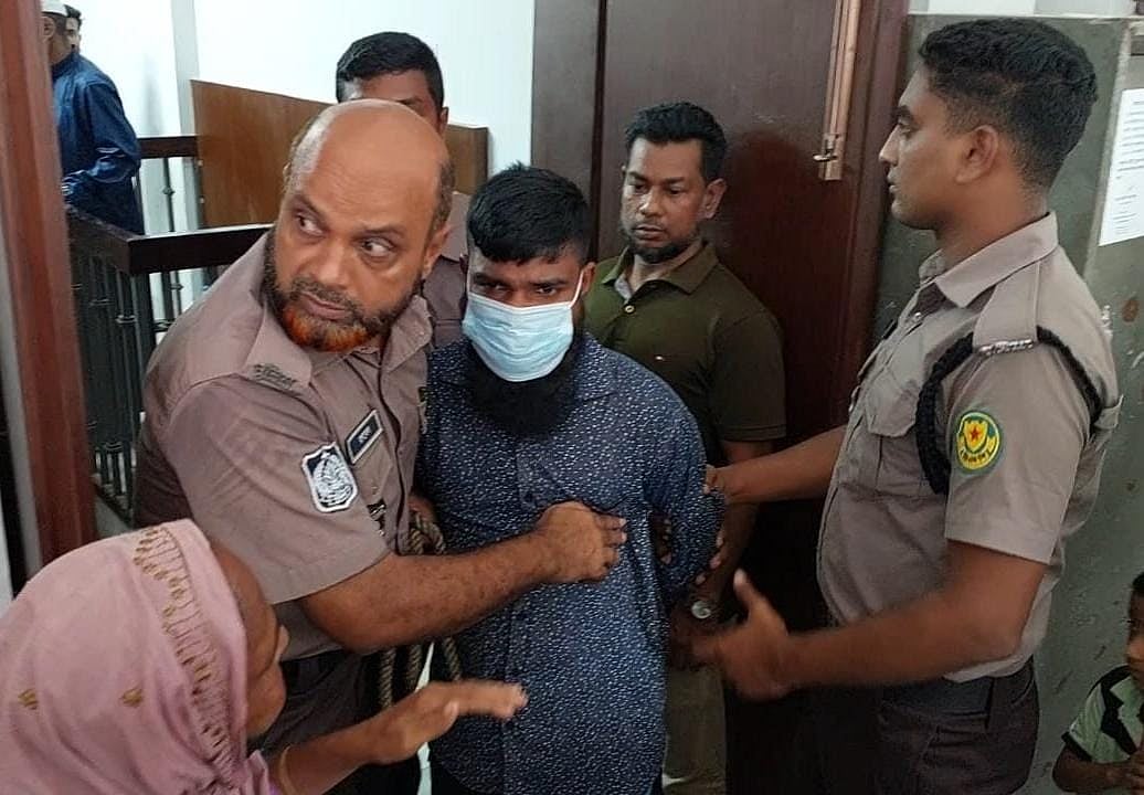 মৃত্যুদণ্ড পাওয়া আসামি মো. হৃদয় ব্যাপারী। আজ বুধবার ঢাকার আদালতে