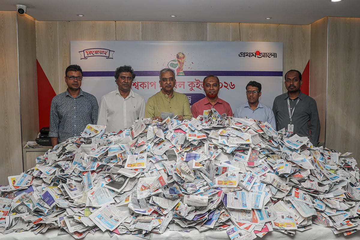 ফুটবল বিশ্বকাপ ২০২৬ কুইজের ড্র (বাম দিক থেকে)  অরূপ কুমার ঘোষ , উৎপল শুভ্র, আশারাফ উদ্দিন আহমেদ চুন্নু,এ এইচ এম আব্দুর রহমান, মুহাম্মহ নুরুল কবির, মো: আজওয়াজ খান । বুধবার বিকেল প্রথম আলো কার্যালয়ে।