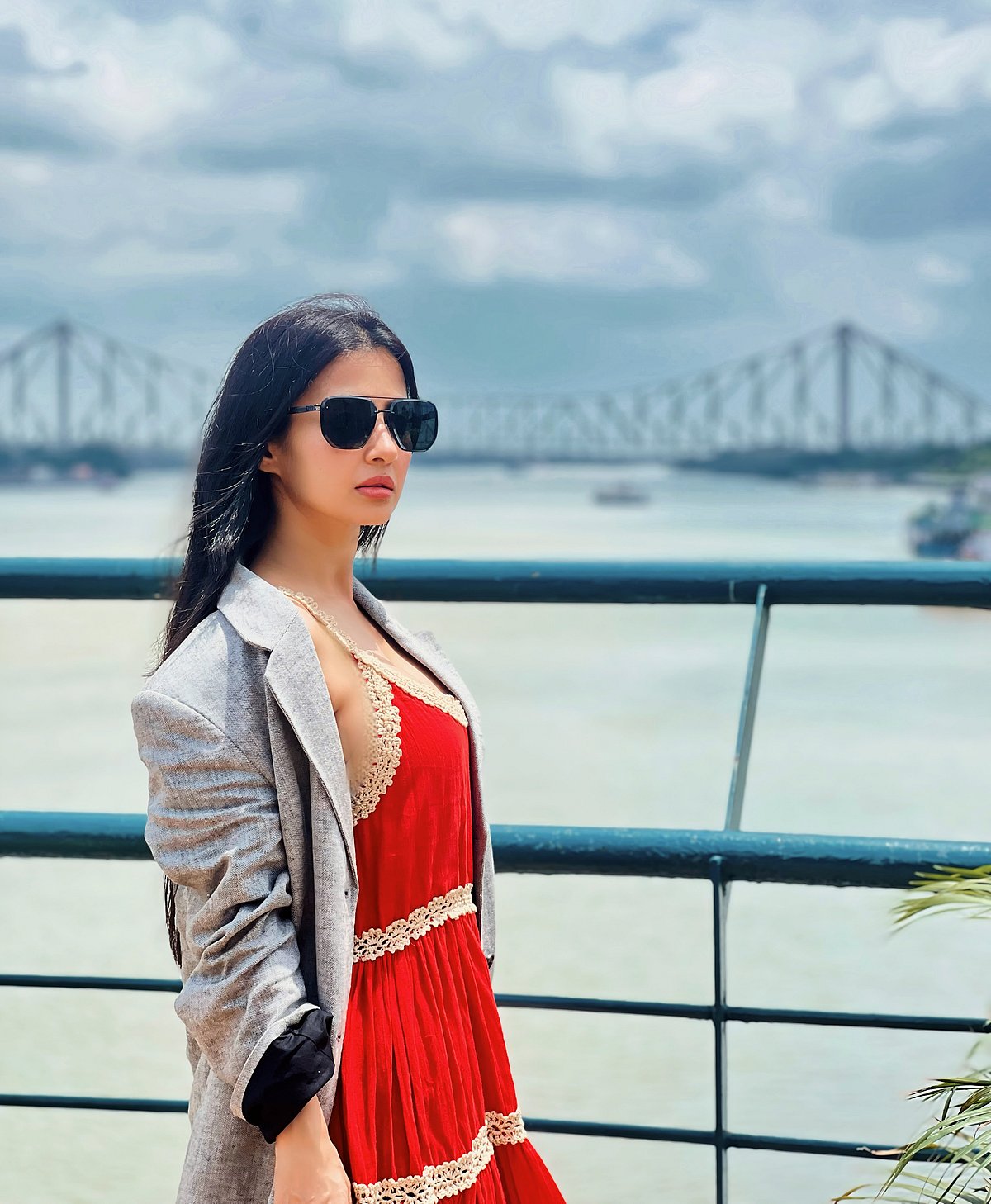 মেঘলা দিনে গঙ্গাপাড়ে স্টাইলিশ লুকে মনামী ঘোষ