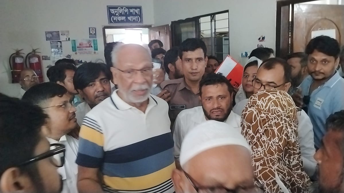 আদালতে হাজিরা শেষে সাংবাদিকদের সঙ্গে কথা বলেন লতিফ সিদ্দিকী। ২৯ জুলাই