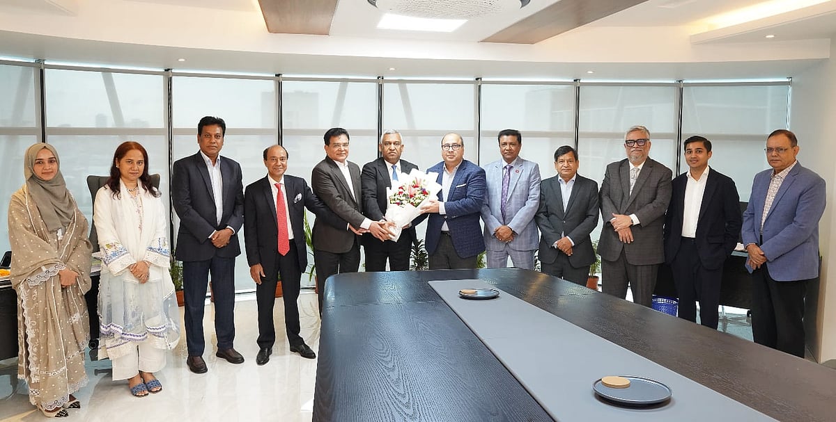 গতকাল মঙ্গলবার ৯৮তম পর্ষদ সভা মধুমতি ব্যাংকের গুলশানের প্রধান কার্যালয়ে অনুষ্ঠিত হয়। সভায় চেয়ারম্যান পদে সালাউদ্দিন আলমগীর, ভাইস চেয়ারম্যান মোহাম্মদ ইসমাইল হোসেন, নির্বাহী কমিটির চেয়ারম্যান মোস্তফা কামাল এবং ঝুঁকি ব্যবস্থাপনা কমিটির চেয়ারম্যান এ মান্নান খানকে নির্বাচিত করা হয়