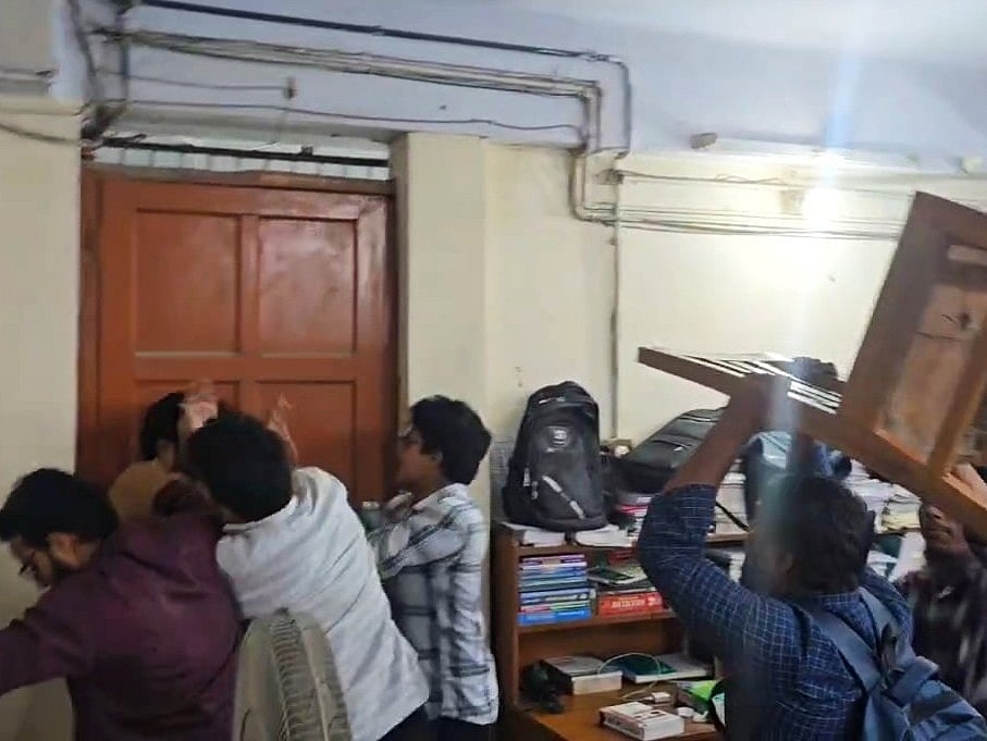 রাজশাহী বিশ্ববিদ্যালয়ের কেন্দ্রীয় গ্রন্থাগারে এক শিক্ষার্থীকে মারধর করছিলেন রাকসু ও শিবির নেতা। ওই মুহুর্তে চেয়ার উচিয়ে তেড়ে যান ‘শিবিরপন্থী’ হিসেবে পরিচিত রমজান আলী। গত সোমবার বিকেলে পাঠকক্ষে