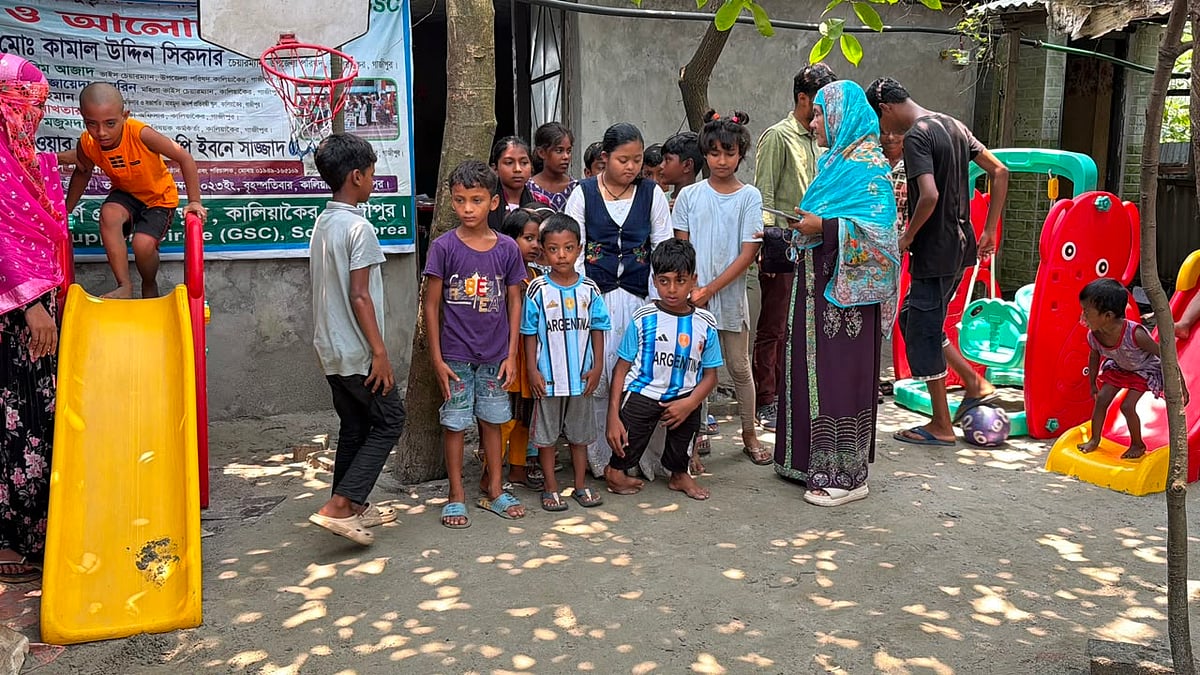 বুদ্ধি ও শারীরিক প্রতিবন্ধীদের সঙ্গে শিক্ষাপ্রতিষ্ঠানের প্রতিষ্ঠাতা শামছুন্নাহার কবির। সম্প্রতি গাজীপুরের কালিয়াকৈর উপজেলার কালামপুরের মাহমুদা আদর্শ প্রতিবন্ধী স্কুলে