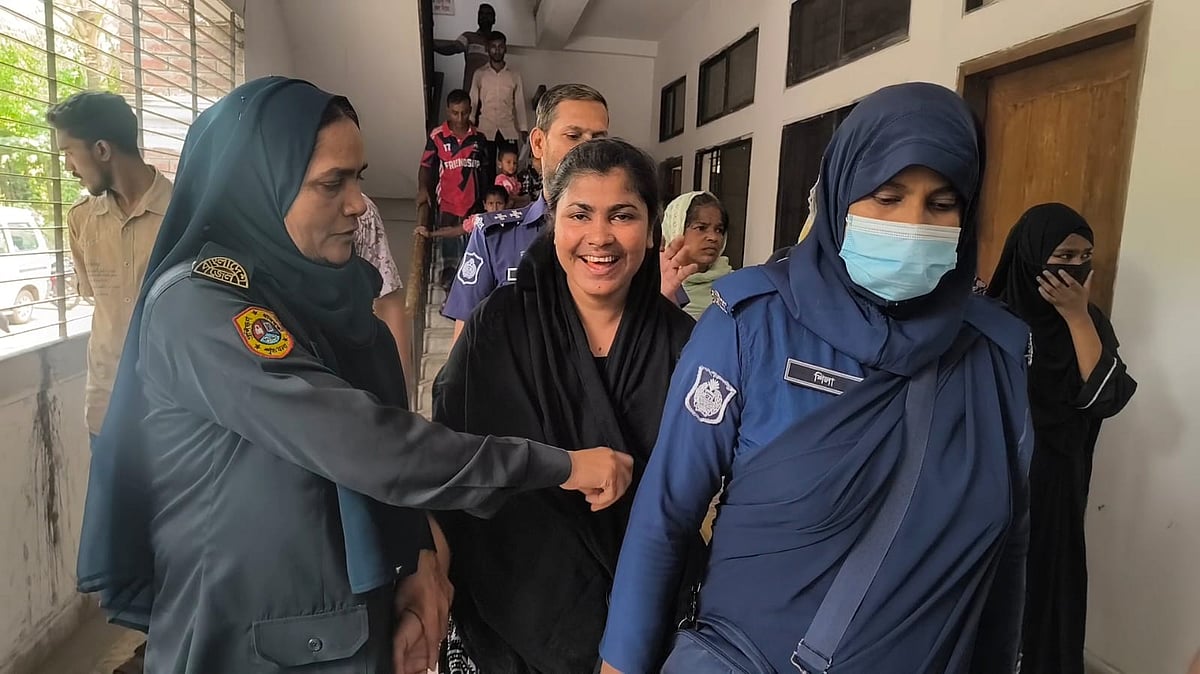 ময়মনসিংহে যুবলীগের কর্মী শফিকুল ইসলাম ওরফে সপুকে হত্যার দায়ে দ্বিতীয় স্ত্রী আফরোজা শেখ ইতিকে যাবজ্জীবন সশ্রম কারাদণ্ড দিয়েছেন আদালত। বুধবার দুপুরে ময়মনসিংহের বিশেষ দায়রা জজ আদালতের সামনে