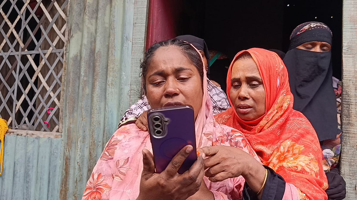 দক্ষিণ আফ্রিকায় সুপারশপে আগুনে নিহত মো. ফয়সালের স্বজনদের আহাজারি। গতকাল মঙ্গলবার দুপুরে সদর উপজেলার আলীরটেক এলাকায়