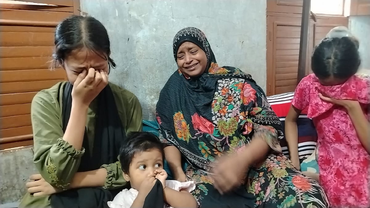 দক্ষিণ আফ্রিকায় অগ্নিকাণ্ডে মারা যাওয়া প্রবাসী রাজিকুল ইসলামের স্বজনদের আহাজারি। বুধবার দুপুরে মুন্সিগঞ্জের মিরকাদিম পৌরসভার কালন্দিপাড়া এলাকায়