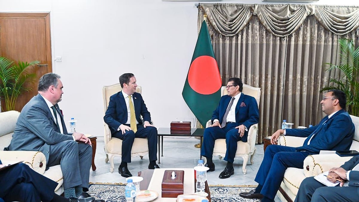 পররাষ্ট্রমন্ত্রী খলিলুর রহমানের সঙ্গে বৈঠকে যুক্তরাষ্ট্রের দক্ষিণ ও মধ্য এশিয়াবিষয়ক বিশেষ দূত সার্জিও গর। আজ বৃহস্পতিবার সন্ধ্যায় রাষ্ট্রীয় অতিথি ভবন পদ্মায়
