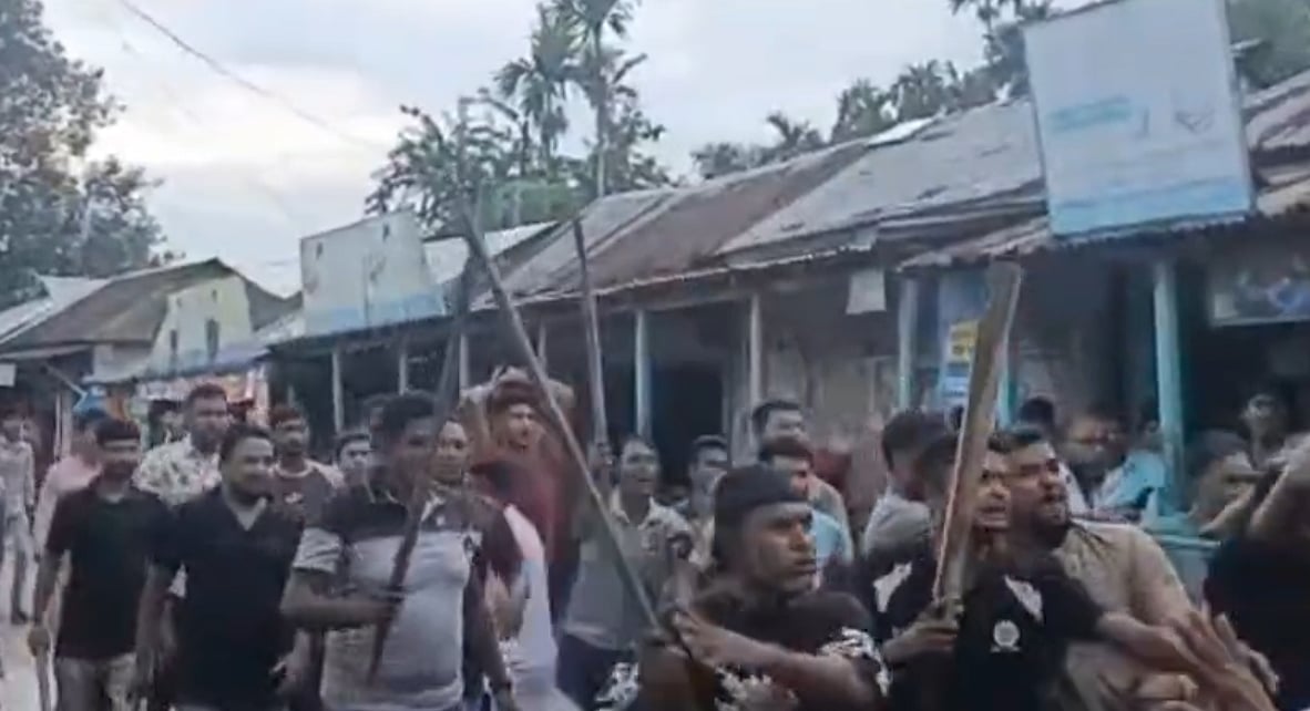 কুড়িগ্রামের ফুলবাড়ীতে ছাত্রশক্তির বিক্ষোভ–মিছিলে হামলা চালায় বিএনপি ও দলের সহযোগী সংগঠনের নেতা–কর্মীরা। বৃহস্পতিবার বিকেলে ফুলবাড়ি জিরো পয়েন্ট এলাকায়