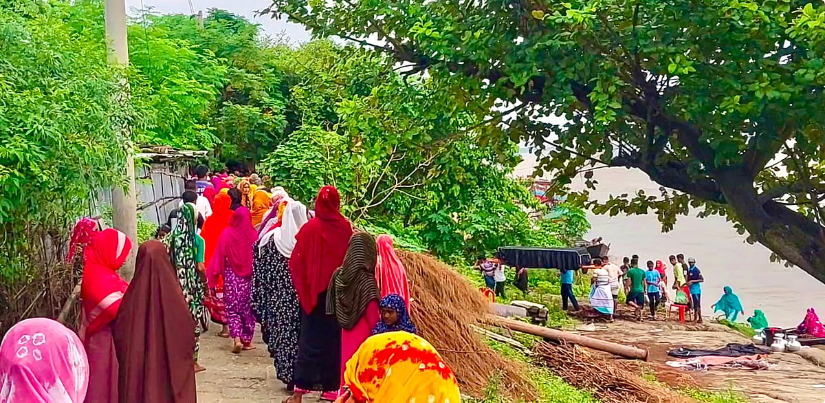 রাজশাহীতে পদ্মা নদী থেকে বাবা ও ছেলের লাশ উদ্ধারের পর তাঁদের বাড়িতে নিয়ে আসা হয়। বৃহস্পতিবার দুপুরে রাজশাহী নগরের শ্যামপুর বালুরঘাট এলাকায়