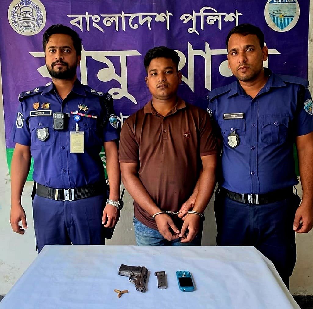 ধাওয়া দিয়ে মাদক পাচারকারীকে ধরতে পারল না পুলিশ, গাড়িতে তল্লাশি করে মিলল পিস্তল