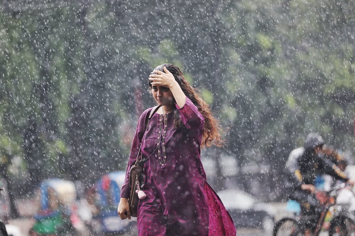 ঢাকাসহ চার বিভাগের বিভিন্ন স্থানে আজ বৃহস্পতিবার বিচ্ছিন্নভাবে বৃষ্টি হতে পারে
