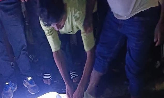 কক্সবাজারের উখিয়ায় মাঠ থেকে উদ্ধার করা হচ্ছে হোটেল কর্মচারীর মরদেহ