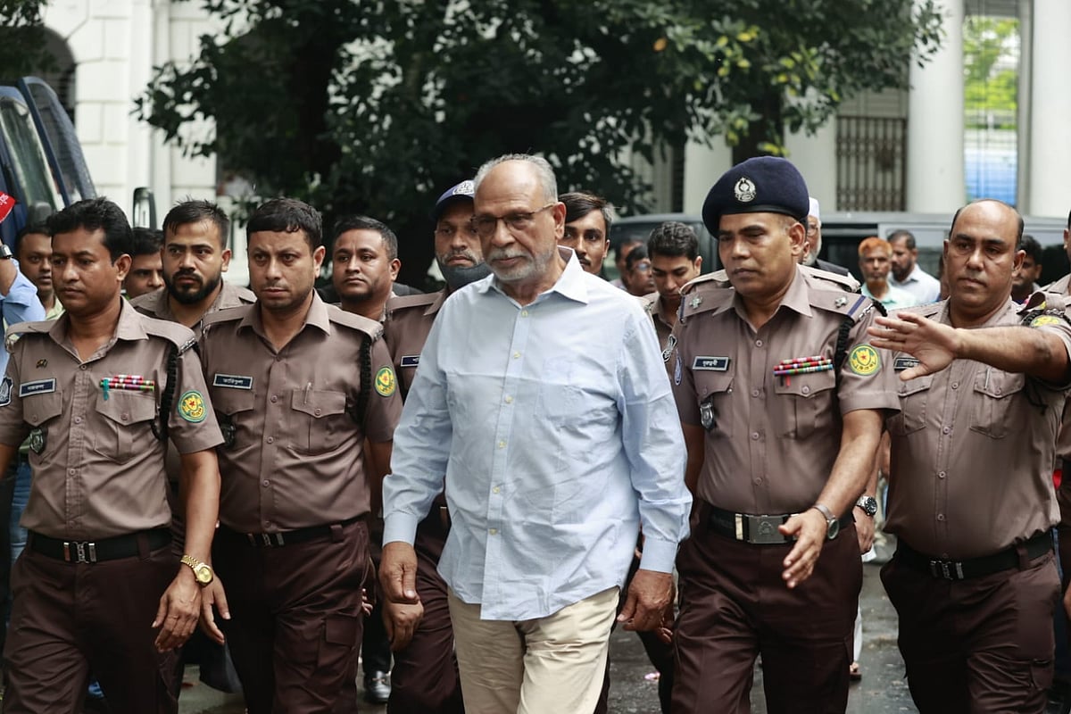 ২০১৩ সালের ৫ মে মতিঝিলের শাপলা চত্বরে হেফাজতে ইসলামের সমাবেশ ঘিরে হত্যাকাণ্ডের ঘটনায় করা মানবতাবিরোধী অপরাধের মামলায় সাবেক মন্ত্রী আবদুল লতিফ সিদ্দিকীকে আজ আন্তর্জাতিক অপরাধ ট্রাইব্যুনালে হাজির করা হয়   