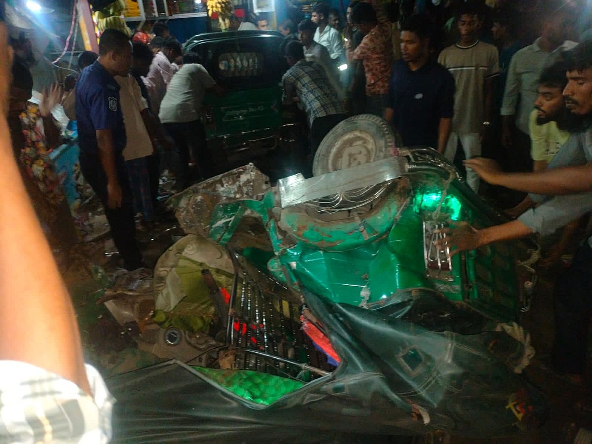 আনোয়ারায় শ্রমিকবাহী বাসের ধাক্কায় দুই নারী নিহত, আহত অন্তত ২০