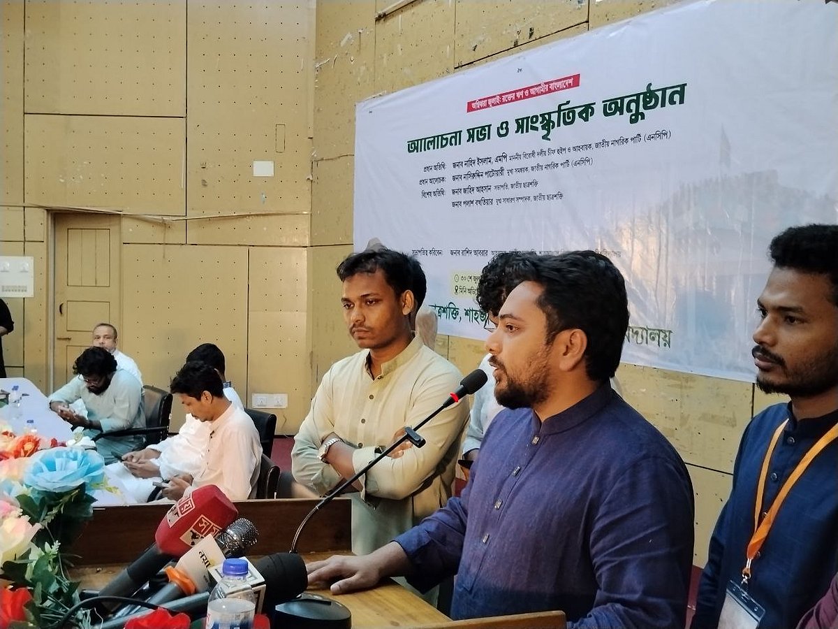 শেখ হাসিনাকে কপি করবেন না : বিএনপিকে নাহিদ