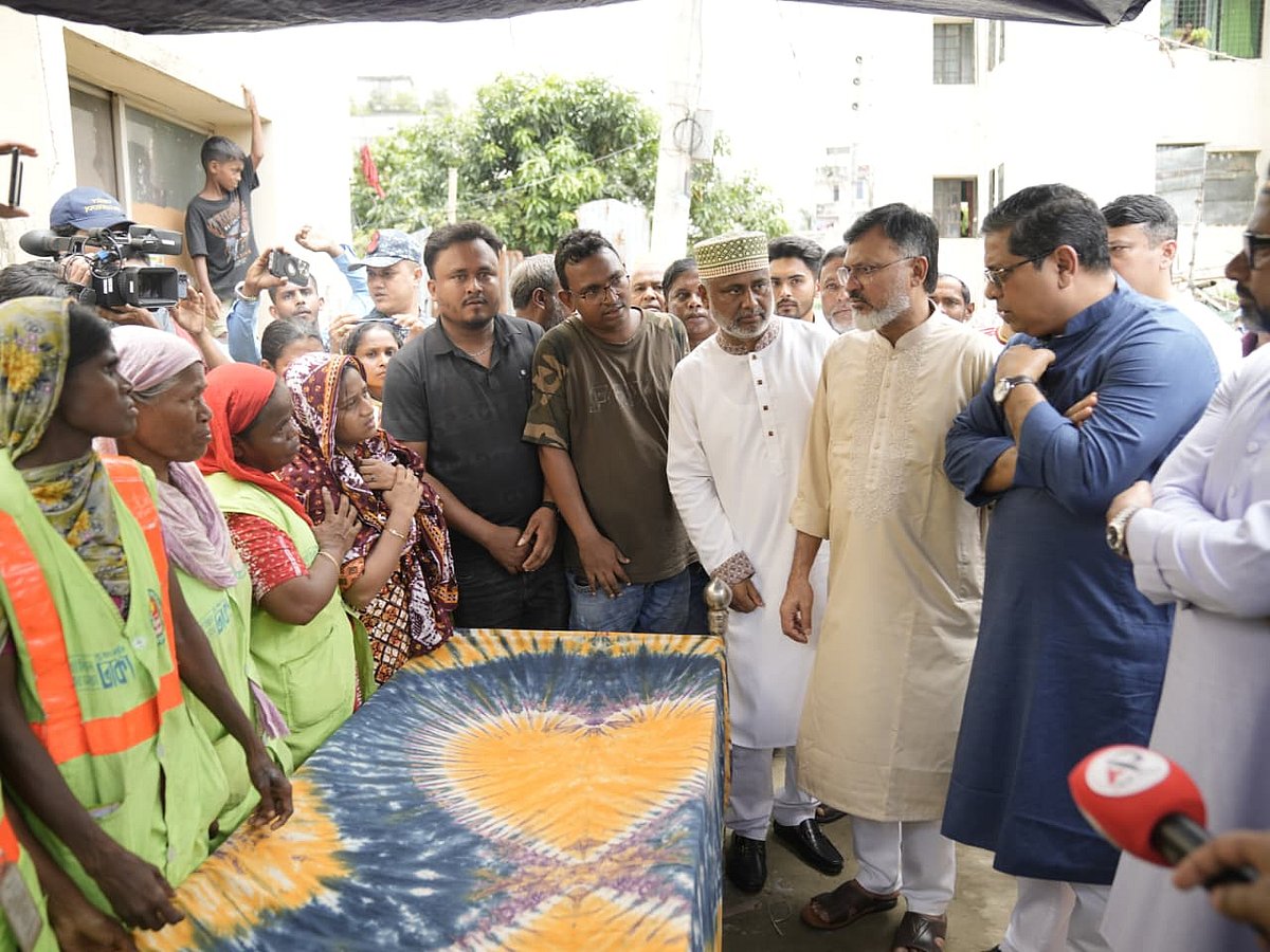 রাজধানীর মধ্য বাড্ডায় সড়ক দুর্ঘটনায় নিহত পরিচ্ছন্নতাকর্মী শেফালী বেগমের মরদেহ দেখতে যান ঢাকা উত্তর সিটি করপোরেশনের (ডিএনসিসি) প্রশাসক শফিকুল ইসলাম খান। ৩১ জুলাই, ২০২৬