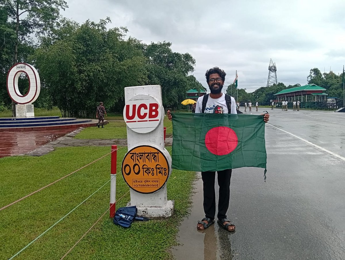তেঁতুলিয়ার বাংলাবান্ধা জিরো পয়েন্টে পৌঁছানোর পর জাতীয় পতাকা হাতে ফাহিম মুনতাসির