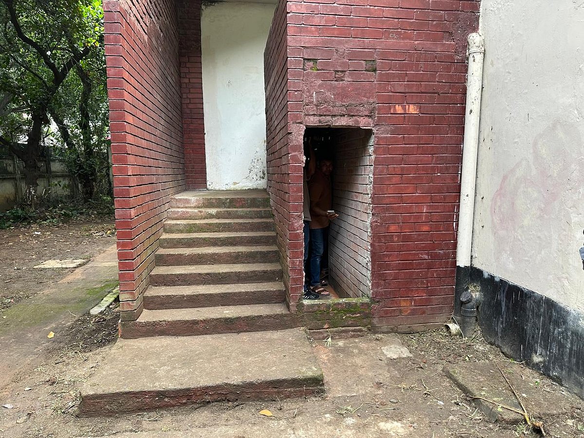রাজধানীর উত্তরায় র্যাব-১ সদর দপ্তরে টাস্কফোর্স ফর ইন্টারোগেশন (টিএফআই) সেল (আয়নাঘর) পরিদর্শন করেছেন আন্তর্জাতিক অপরাধ ট্রাইব্যুনাল-১। ১ আগস্ট ২০২৬