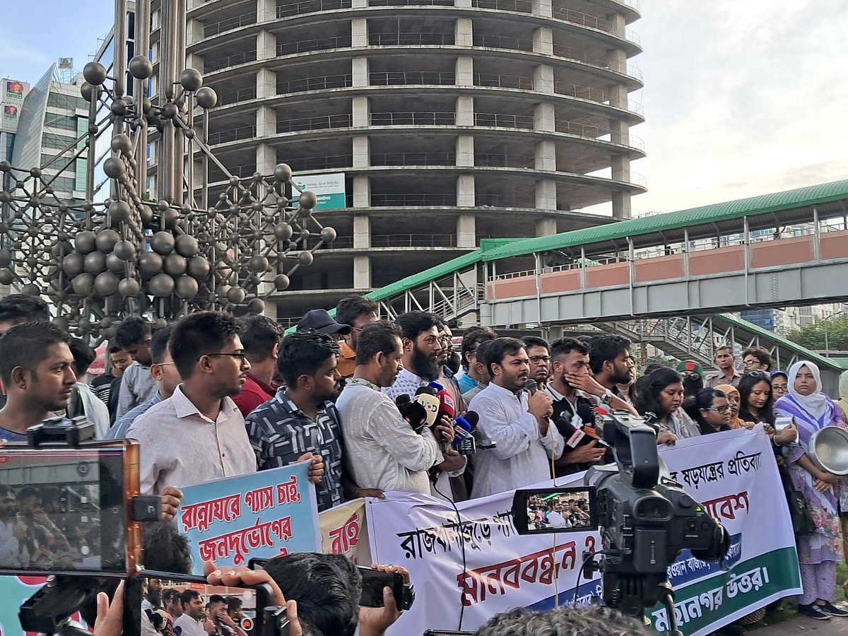 বাসন–পাতিল নিয়ে এনসিপির প্রতীকী মার্চ, গ্যাসের দাম বাড়ালে পেট্রোবাংলা অবরোধের হুঁশিয়ারি