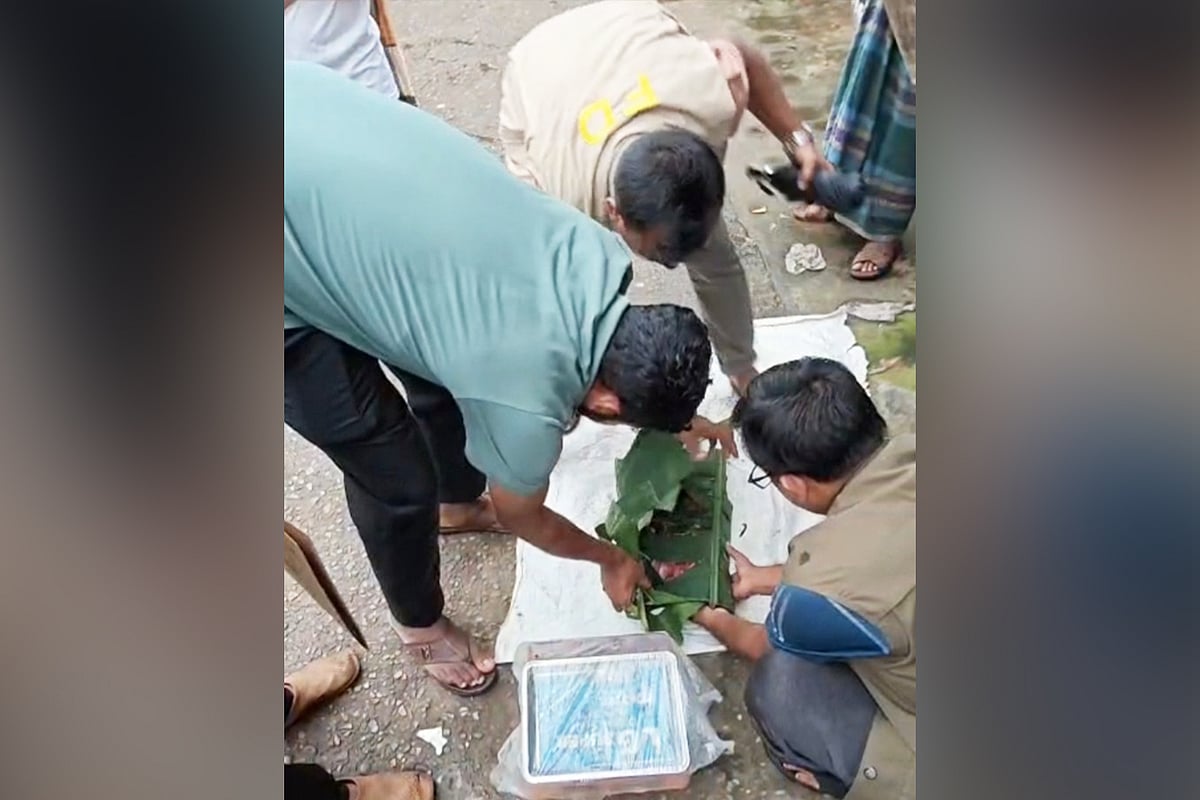 রাঙামাটিতে বিক্রির উদ্দেশ্যে বাজারে আনা হরিণের মাংস জব্দ করেছে বন বিভাগ। গতকাল বিকেল সাড়ে পাঁচটার দিকে শহরের সমতাঘাট বাজার এলাকায়। ছবি: বন বিভাগের সৌজন্যে