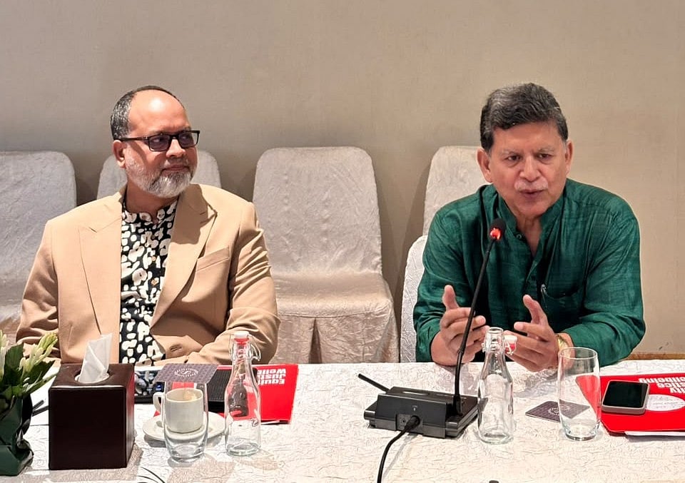 অন্তর্বর্তী সরকার তরুণদের ক্ষমতার লোভ শিখিয়েছে: হোসেন জিল্লুর