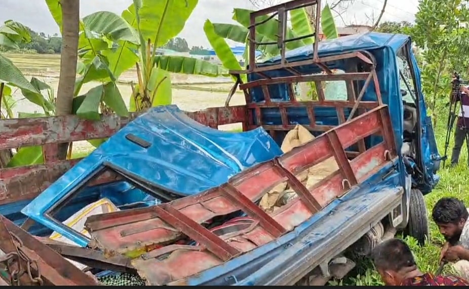বগুড়ায় দুর্ঘটনায় পিকআপের সামনের অংশ দুমড়েমুচড়ে যায়। আজ শনিবার