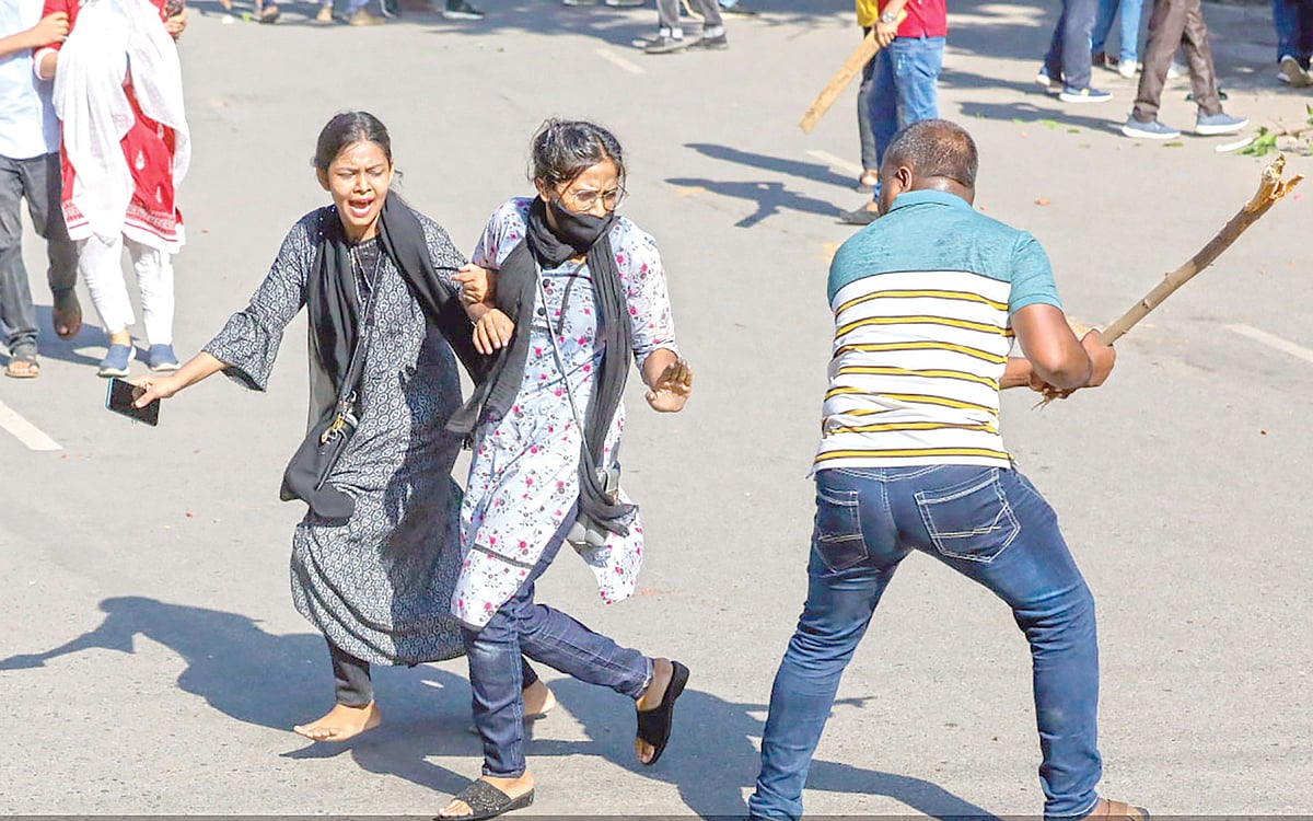 বৈষম্যবিরোধী আন্দোলনে শিক্ষার্থীদের ওপর ছাত্রলীগের হামলা। ঢাকা বিশ্ববিদ্যালয়ে