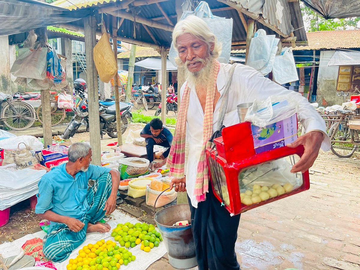 হাটে হাটে রসগোল্লা–রুটি বিক্রি করেন বাবলু হোসেন। শুক্রবার বিকেলে কুষ্টিয়া শহরের বিআইডিসি হাটে