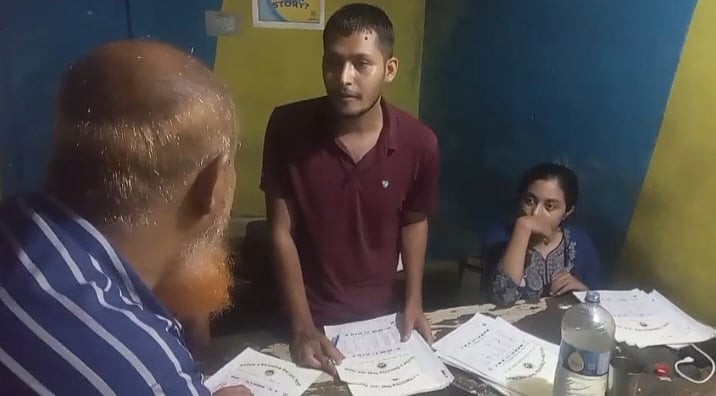 চায়ের দোকানে বসে এইচএসসি পরীক্ষার উত্তরপত্র মূল্যায়ন করছিলেন পরীক্ষক ইকবাল হোসেন (মাঝে)। পাশে বসে থাকা আইরিন লিনজা তাঁর বন্ধু। শনিবার রাতে সিলেটের শাহজালাল বিজ্ঞান ও প্রযুক্তি বিশ্ববিদ্যালয়ের প্রধান ফটক-সংলগ্ন একটি চায়ের দোকানে