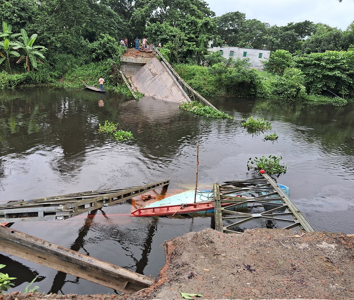 খিরাই নদের ওপর নির্মিত বেইলি সেতু ভেঙে ইটবোঝাই একটি বাল্কহেডের ওপর পড়েছে। আজ রোববার