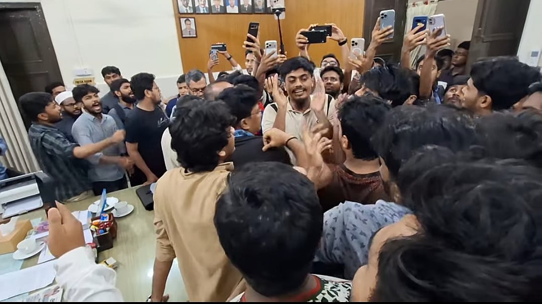 মুখোমুখি অবস্থানে ইসলামী ছাত্রশিবির ও ছাত্রদলের নেতা–কর্মীরা। আজ রোববার বিকেলে ঢাকা বিশ্ববিদ্যালয়ের ড. মুহম্মদ শহীদুল্লাহ হলের প্রাধ্যক্ষের কক্ষে