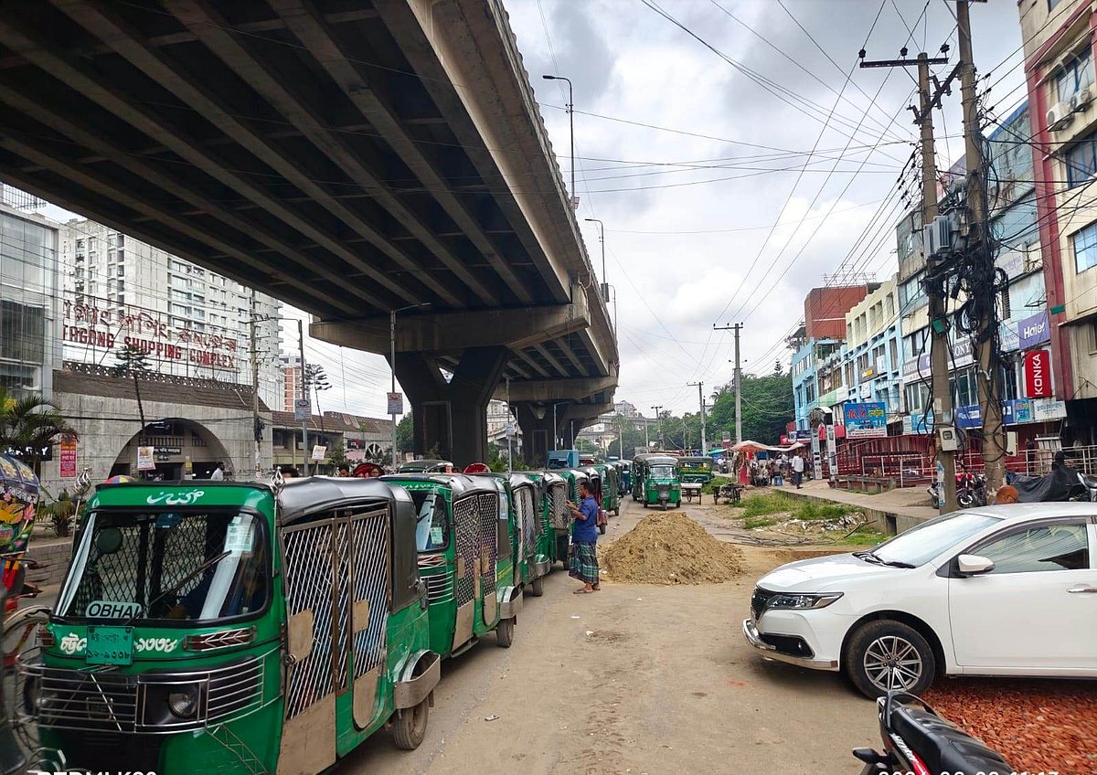 গ্যাসের জন্য অটোরিকশার দীর্ঘ লাইন। চট্টগ্রাম নগরের ষোলোশহর এলাকায়