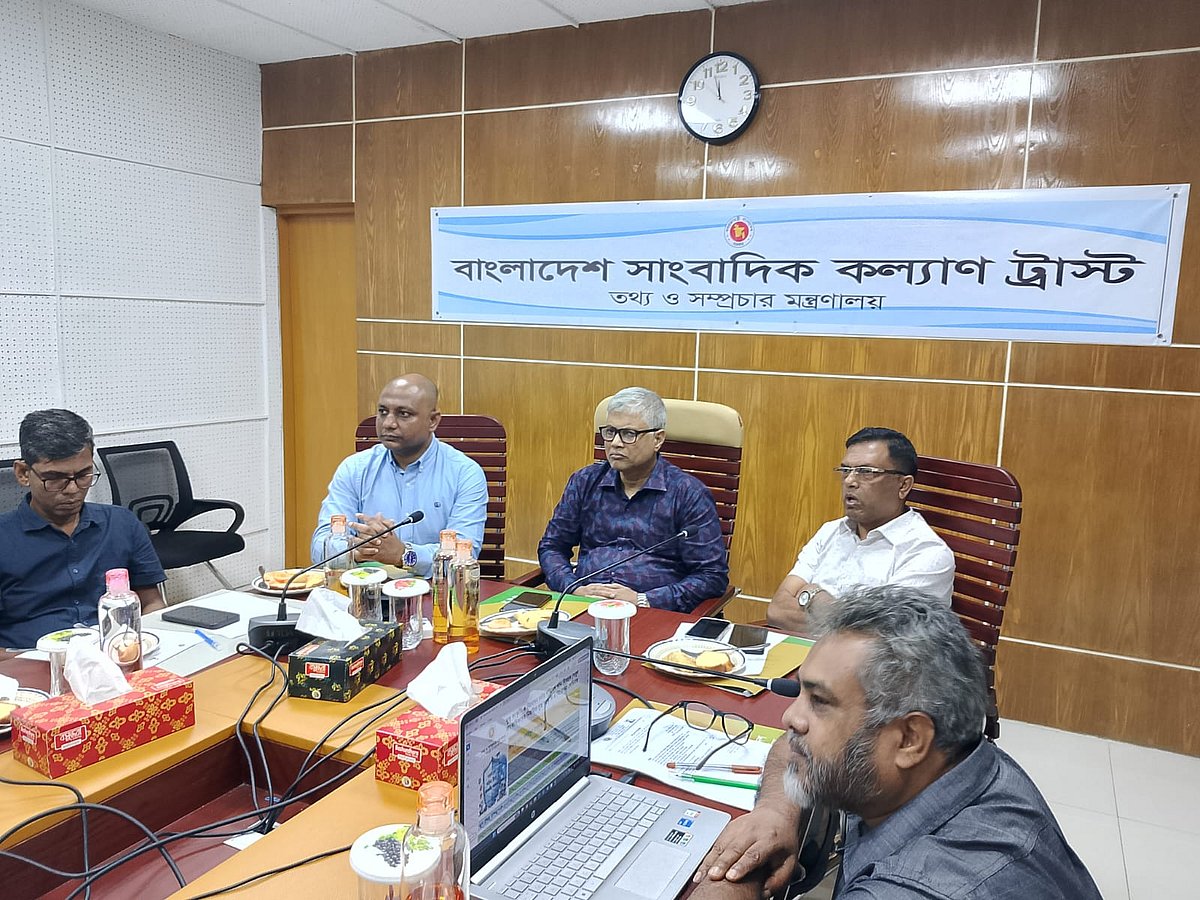 ‘তরুণ সাংবাদিকদের নিয়মিত সুস্থ সংস্কৃতি ও বিনোদনচর্চার পরিবেশ গঠন’ শীর্ষক সেমিনারে অতিথিরা। আজ রোববার রাজধানীর কাকরাইলে বাংলাদেশ সাংবাদিক কল্যাণ ট্রাস্টের কার্যালয়ে