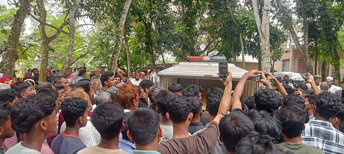 রাশিয়ায় পড়তে গিয়ে লাশ হয়ে ফিরলেন কুষ্টিয়ার অনিক। আজ রোববার দুপুরে লাশ গ্রামের বাড়ি পৌঁছালে স্বজন ও এলাকাবাসী ভিড় করেন
