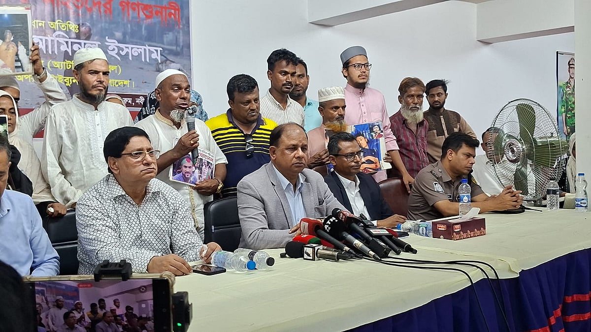 ছেলের শেষ দিনের স্মৃতি তুলে ধরতে গিয়ে আবেগে আপ্লুত হয়ে পড়েন জুলাই গণ–অভ্যুত্থানে শহীদ মিরাজ হোসেনের বাবা আবদুর রব (মাইক্রোফোন হাতে)। যাত্রাবাড়ী, ঢাকা; ২ আগস্ট ২০২৬