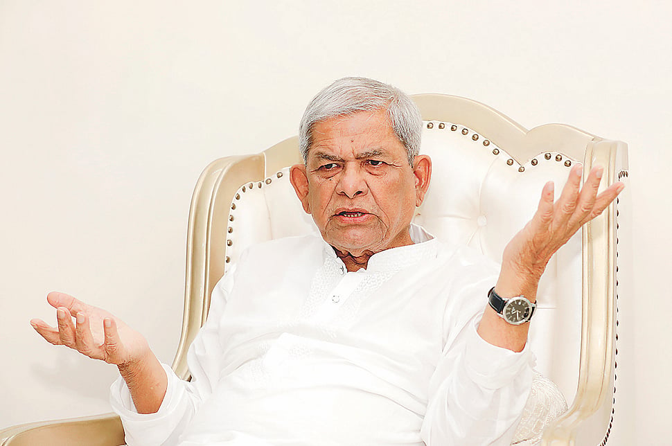 প্রথম আলোর সঙ্গে একান্ত সাক্ষাৎকারে বিএনপির মহাসচিব ও স্থানীয় সরকারমন্ত্রী মির্জা ফখরুল ইসলাম আলমগীর। গত শনিবার সকালে রাজধানীর হেয়ার রোডে সরকারি বাসভবনে