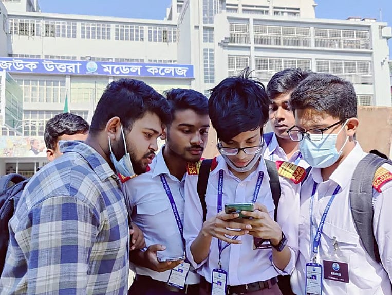 পরীক্ষা শেষ হওয়ার পর থেকেই শিক্ষার্থী ও তাঁদের অভিভাবকেরা ফল প্রকাশের ক্ষণগণনা শুরু করেন।