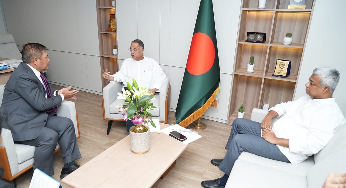 বিদ্যুৎ, জ্বালানি ও খনিজ সম্পদমন্ত্রী ইকবাল হাসান মাহমুদের সঙ্গে বৈঠকে মিয়ানমারের রাষ্ট্রদূত কিয়াও সোয়ে মোয়ে। আজ রোববার সচিবালয়ে