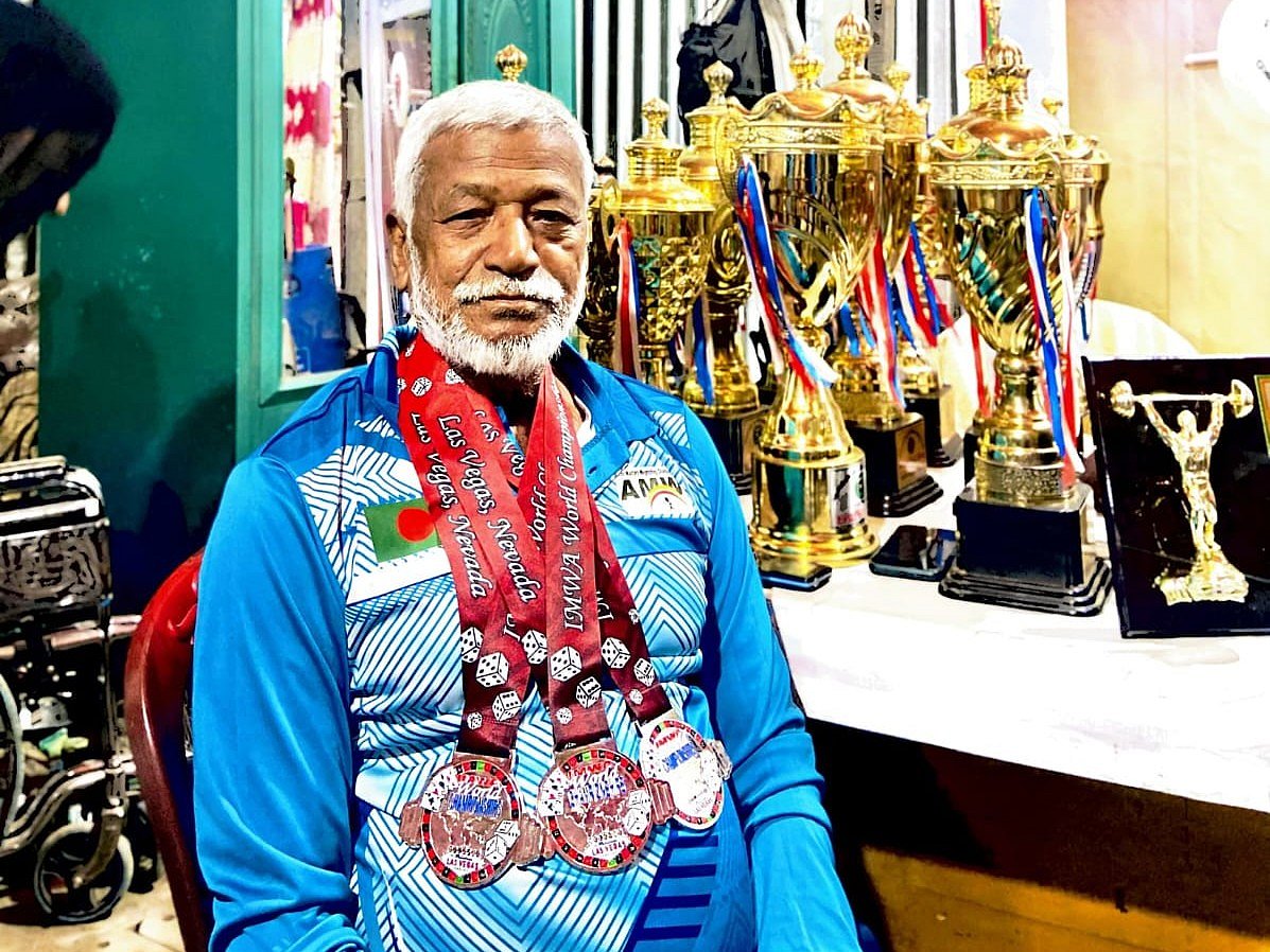 চুরি হয়নি অদম্য স্বপ্ন, ৮৪ বছর বয়সেও ভারোত্তোলনে জীবন উৎসর্গ মজিবুরের 
