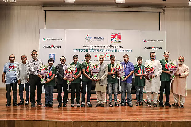 ৬৭তম আন্তর্জাতিক গণিত অলিম্পিয়াডে পদকজয়ী শিক্ষার্থীদের ফুল দিয়ে শুভেচ্ছা জানান অতিথিরা