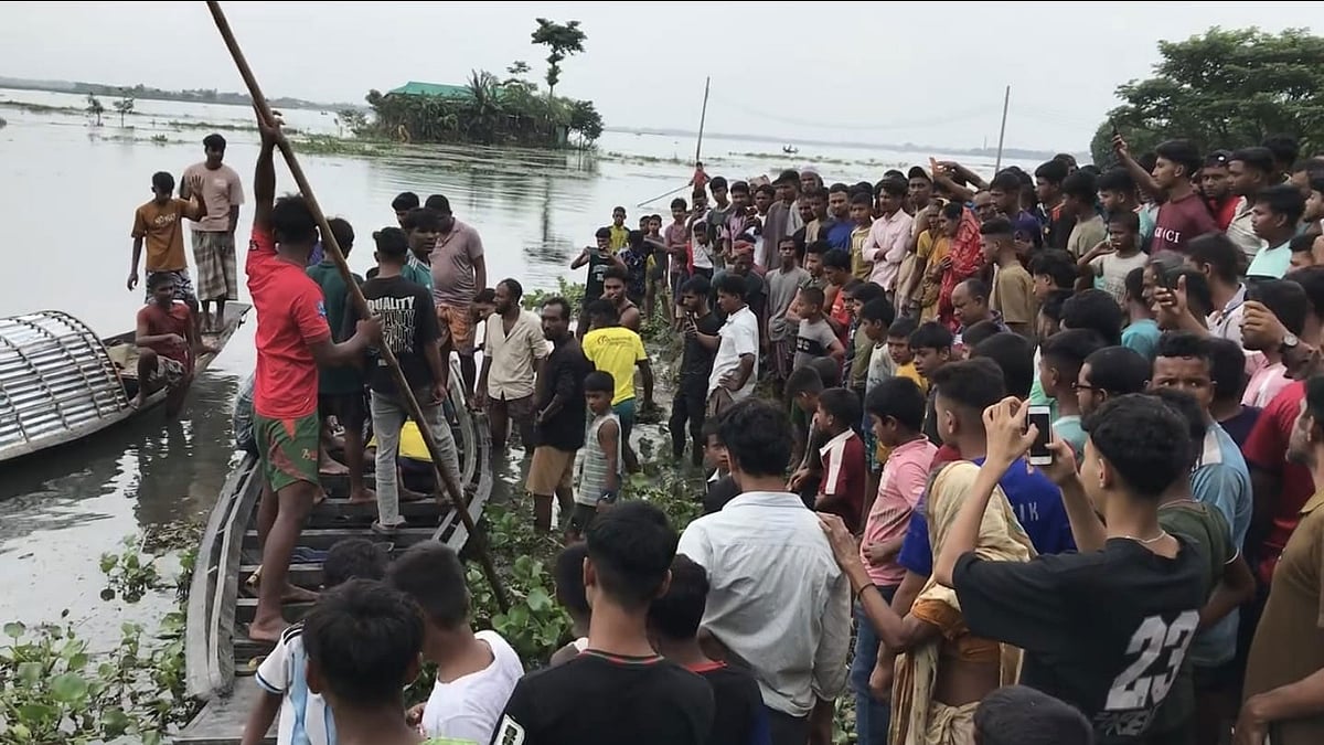নৌকাডুবিতে নিখোঁজ ব্যক্তিদের সন্ধান করছেন স্থানীয় লোকজন। গতকাল শনিবার সকালে সুনামগঞ্জের জগন্নাথপুর উপজেলার মইয়ার হাওরে