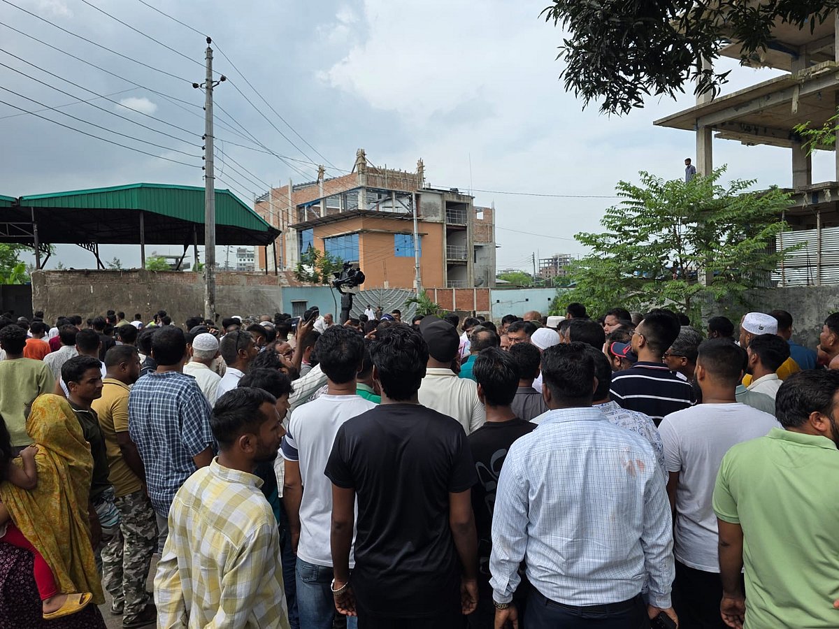 হামলার ঘটনাস্থল পরিদর্শনে শফিকুল ইসলাম খান, এস এম জাহাঙ্গীর হোসেন, থানার ওসি ও পুলিশের সদস্যরা যান। সে সময় সংশ্লিষ্টদের কাছে ঘটনার জবাবদিহি চাইলে পরিস্থিতি উত্তপ্ত হয়ে ওঠে। ২ আগস্ট