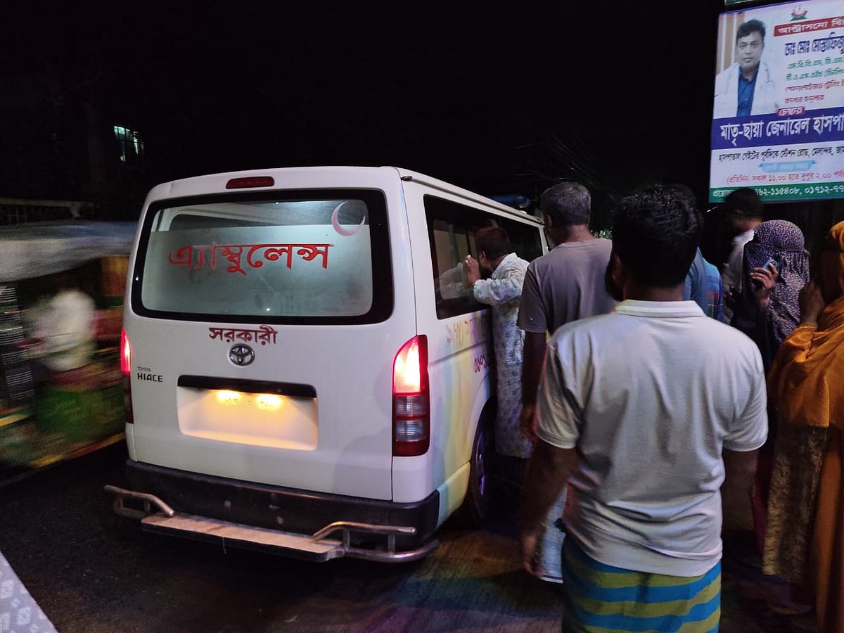 জামালপুরের মেলান্দহে জীবিত আছেন দাবি করে দাফনের পর মরদেহ কবর থেকে তুলে হাসপাতালে নেওয়া হয়। গতকাল শনিবার রাত ১২টার দিকে মেলান্দহ উপজেলার বাজার এলাকায়
