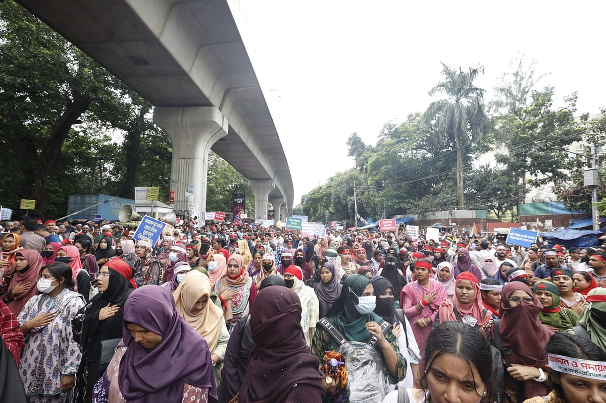 সহস্রাধিক শিক্ষক রোদ-বৃষ্টি উপেক্ষা করে, সন্তান–অভিভাবকসহ অংশ নেন কর্মসূচিতে